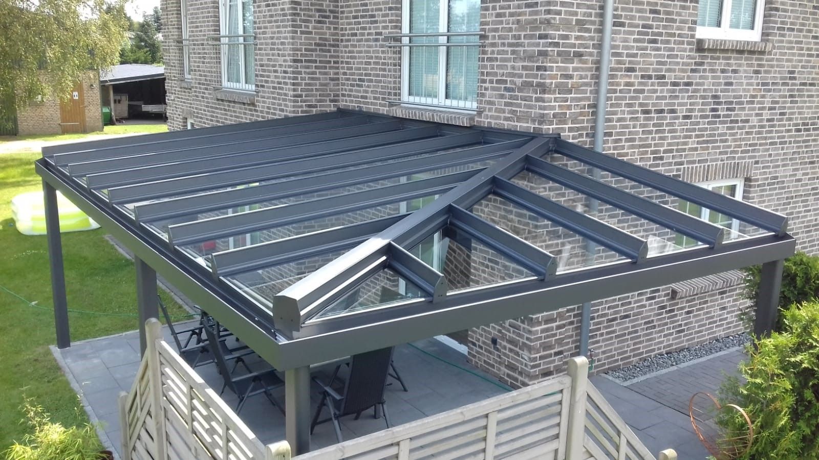 Sonderdach von oben: maßgefertigte Aluminium-Konstruktion mit Glaseindeckung von Hiller Terrassendächer