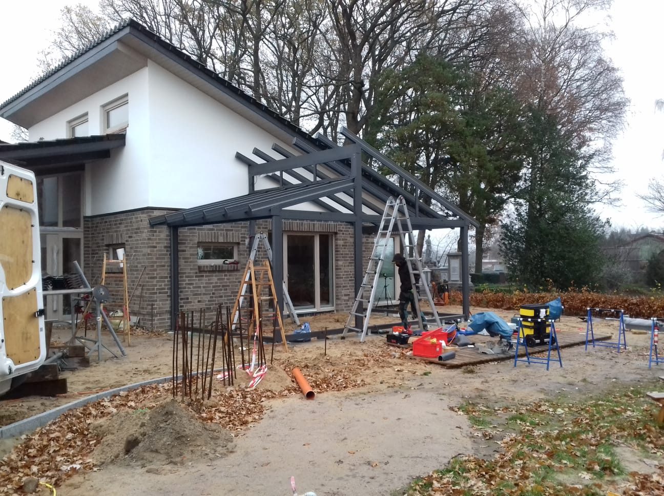 Montage einer Terrassenüberdachung durch das Hiller-Team