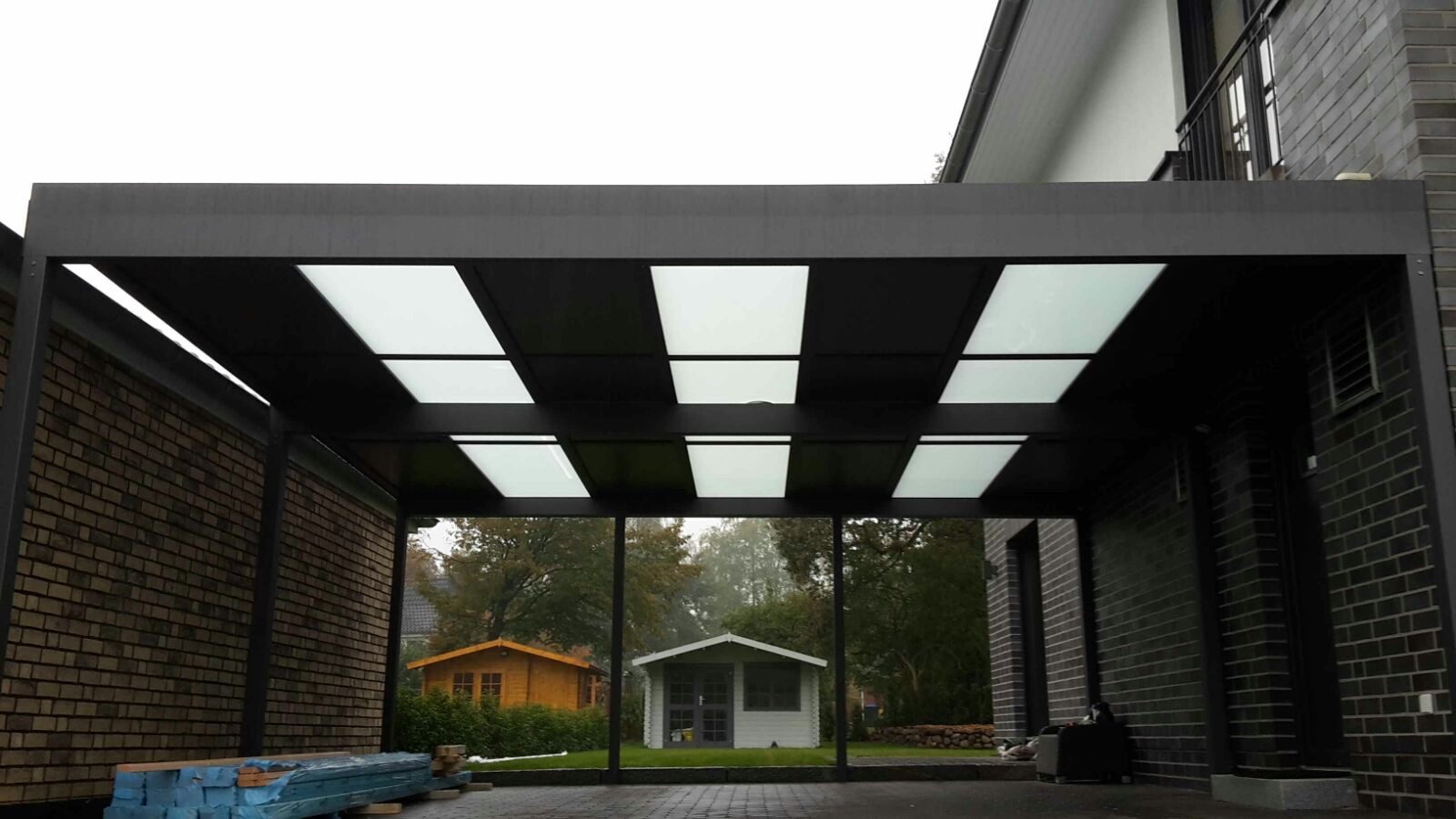 Freistehender Aluminium-Carport mit Glaseindeckung
