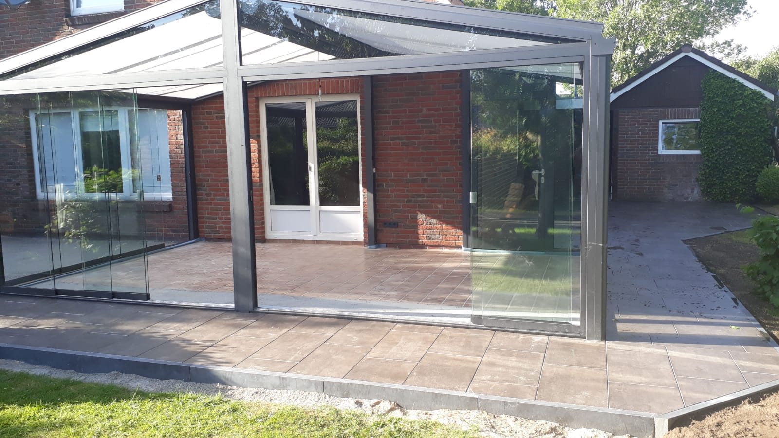 Carportdach von unten: Aluminiumprofile und Glasfelder