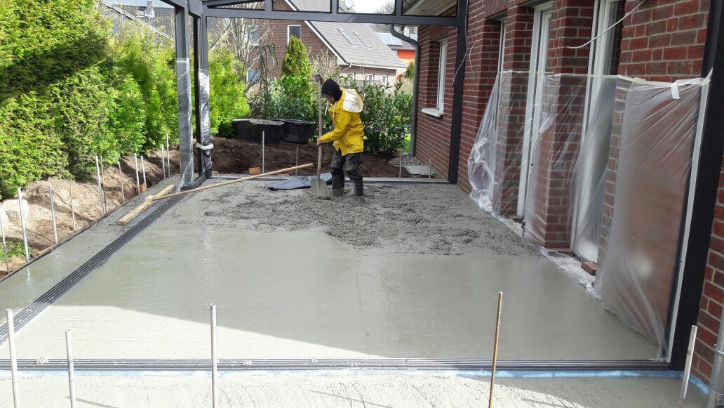 Terrassenbelag im Anschluss an das Fundament