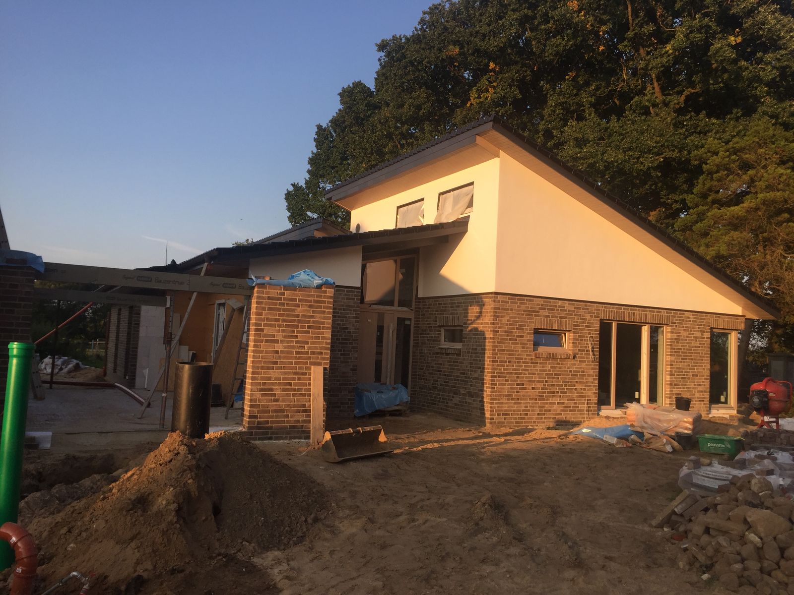Neubau vor der Montage: Rohbau ohne Terrassenüberdachung