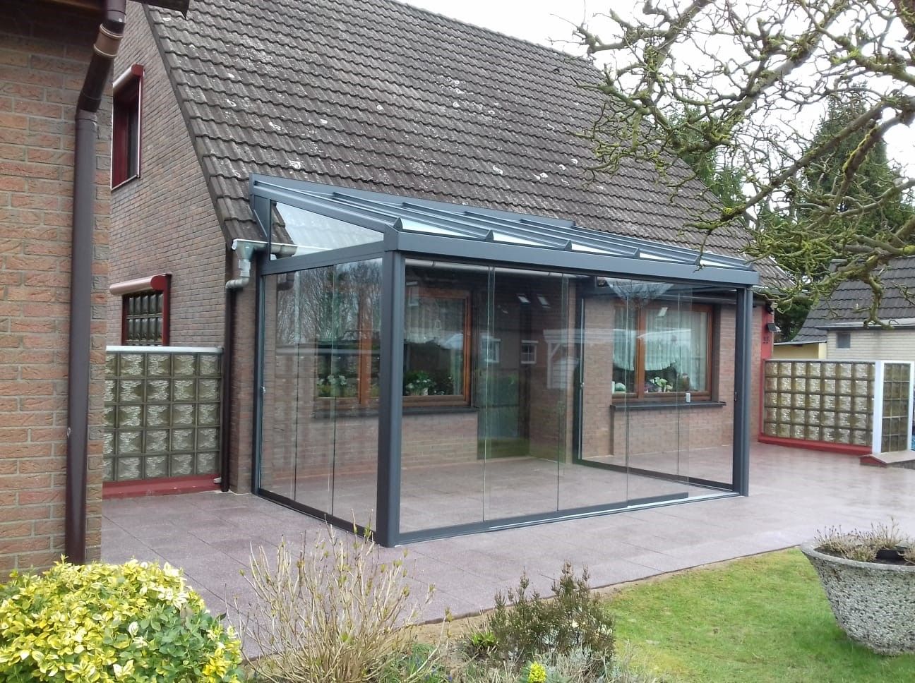 Terrasse mit Glasschiebewänden: Außenansicht fertig montiert