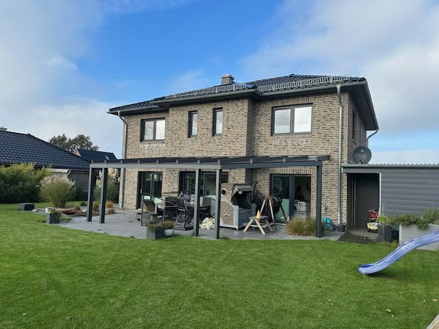 Fertige Terrassenüberdachung in Anthrazit an einer Stadtvilla in Fahrdorf