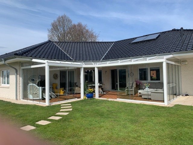 Fertige Überdachung mit Glasschiebewänden an einem Bungalow in Hohenweststedt