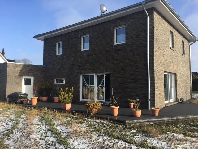 Überdachung mit Glasschiebewänden in Sörup: Terrasse vor dem Umbau