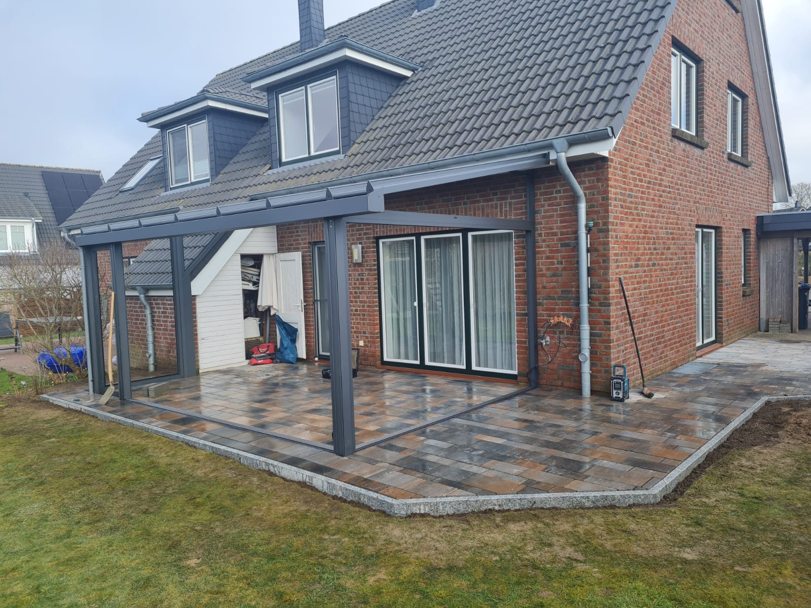 Terrassenüberdachung auf vorbereitetem Unterbau, Erd- und Fundamentarbeiten von Hiller