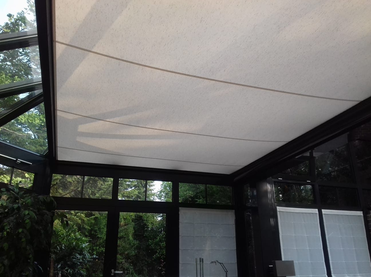 Überdachte Terrasse mit Bepflanzung