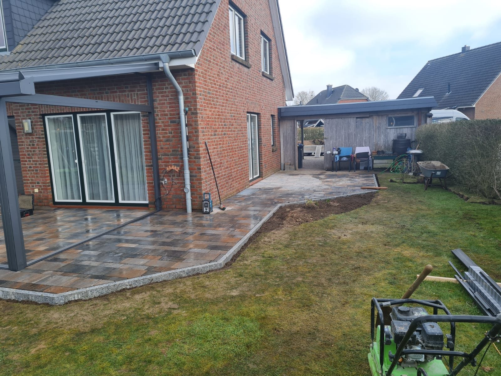 Terrasse mit Glasschiebewänden