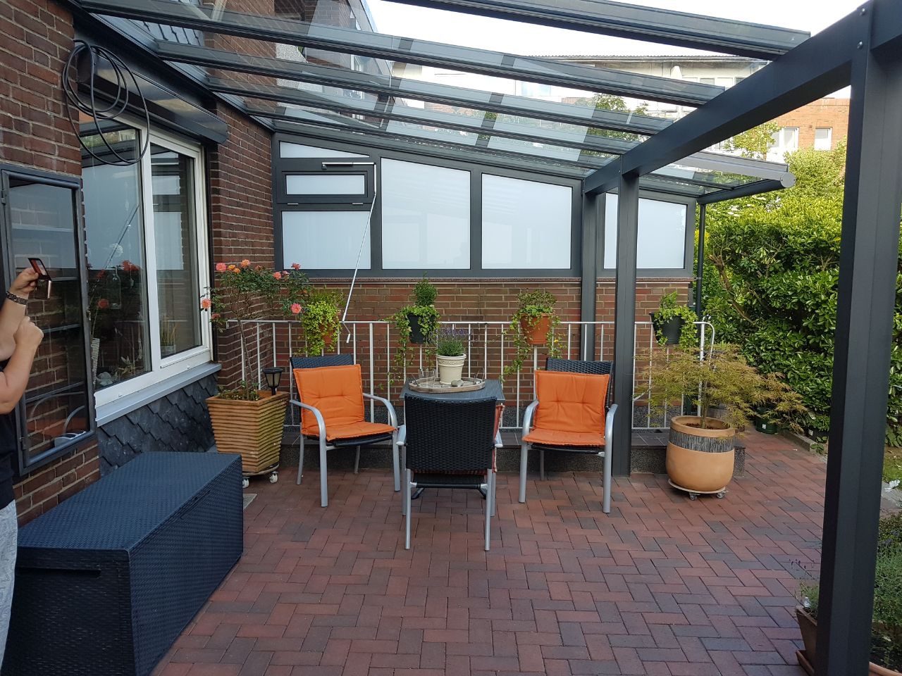 Windgeschützte Terrasse hinter Glaselementen