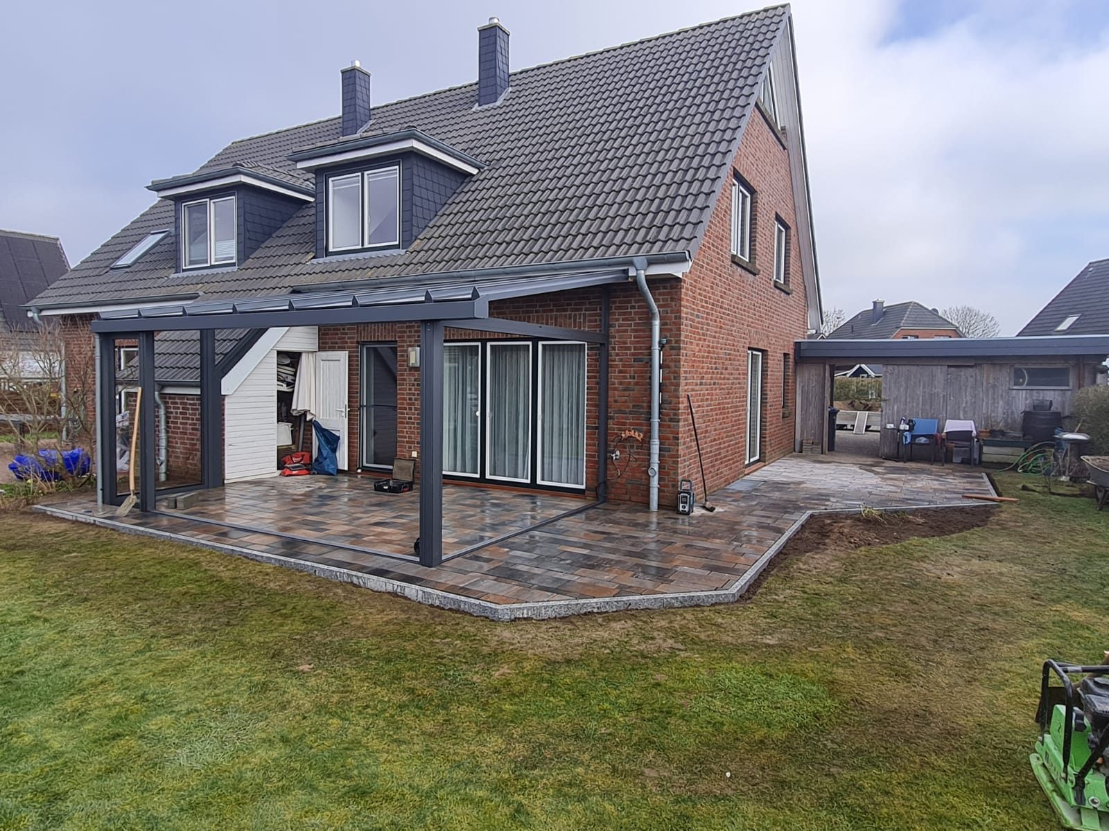 Terrassenüberdachung an einem Reihenhaus