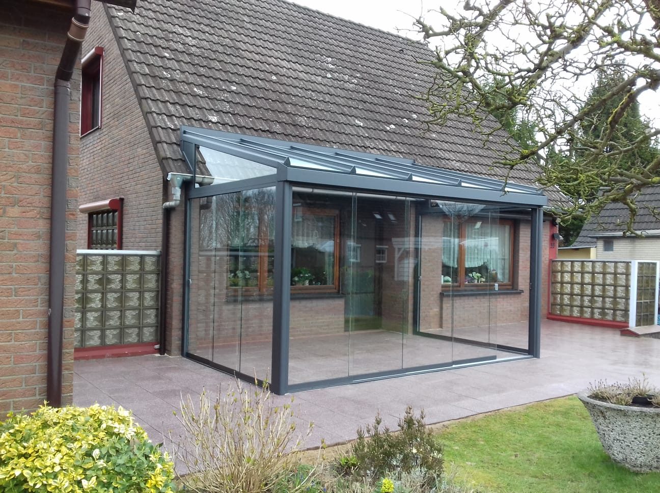 Terrassenüberdachung im Sommer mit Blick in den Garten
