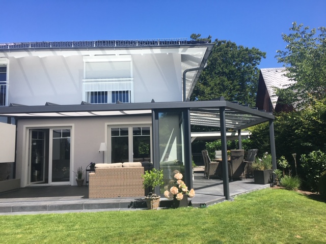 Terrassenüberdachung mit integriertem Sonnenschutz: Hiller Terrassendächer Schleswig-Holstein