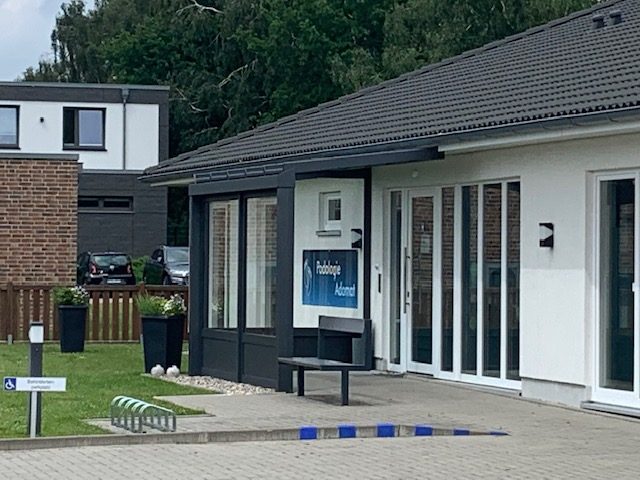 Überdachter Hauseingang mit Aluminium-Vordach