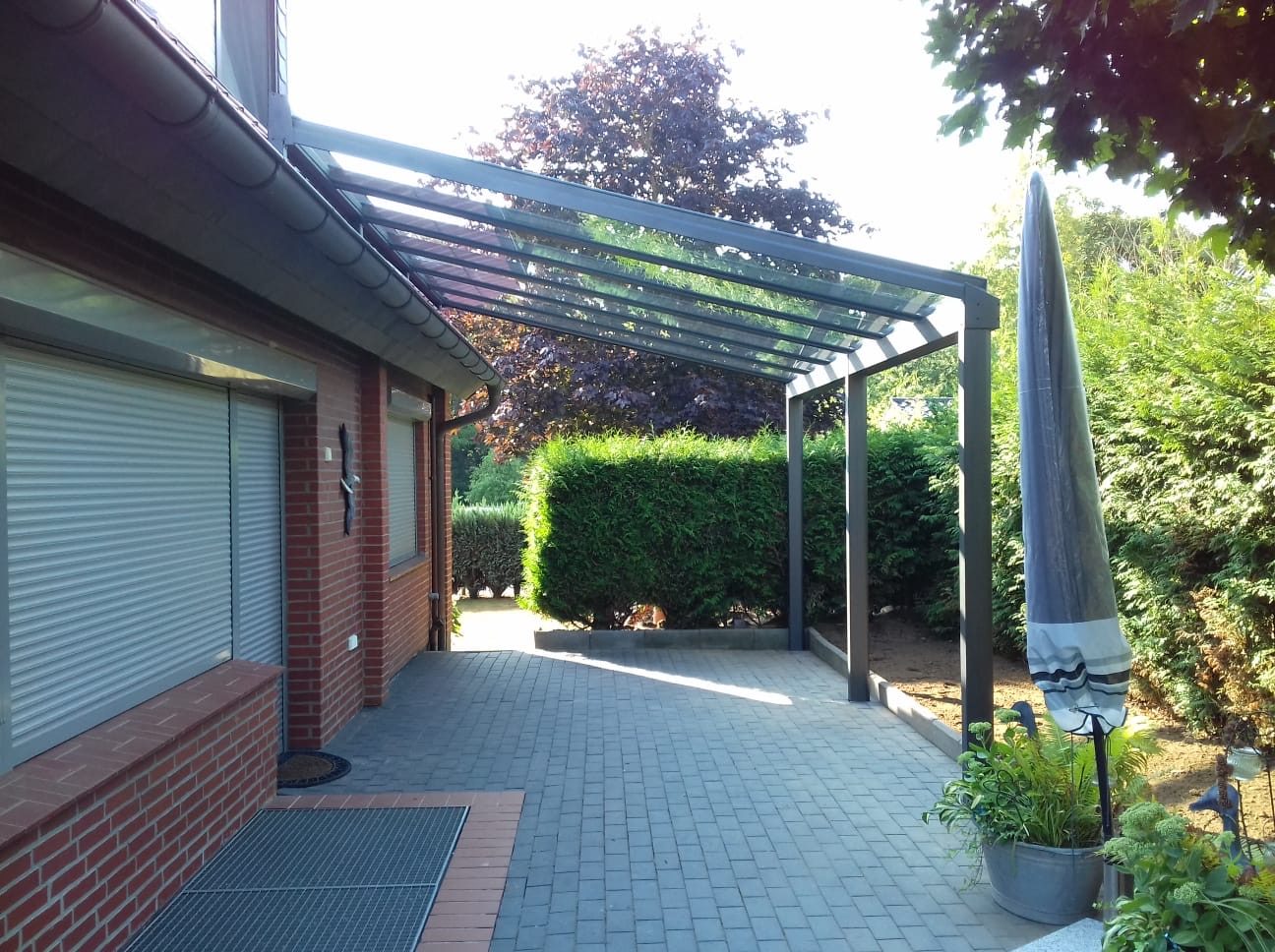 Freistehende Aluminium-Pergola von Hiller über einer Terrasse