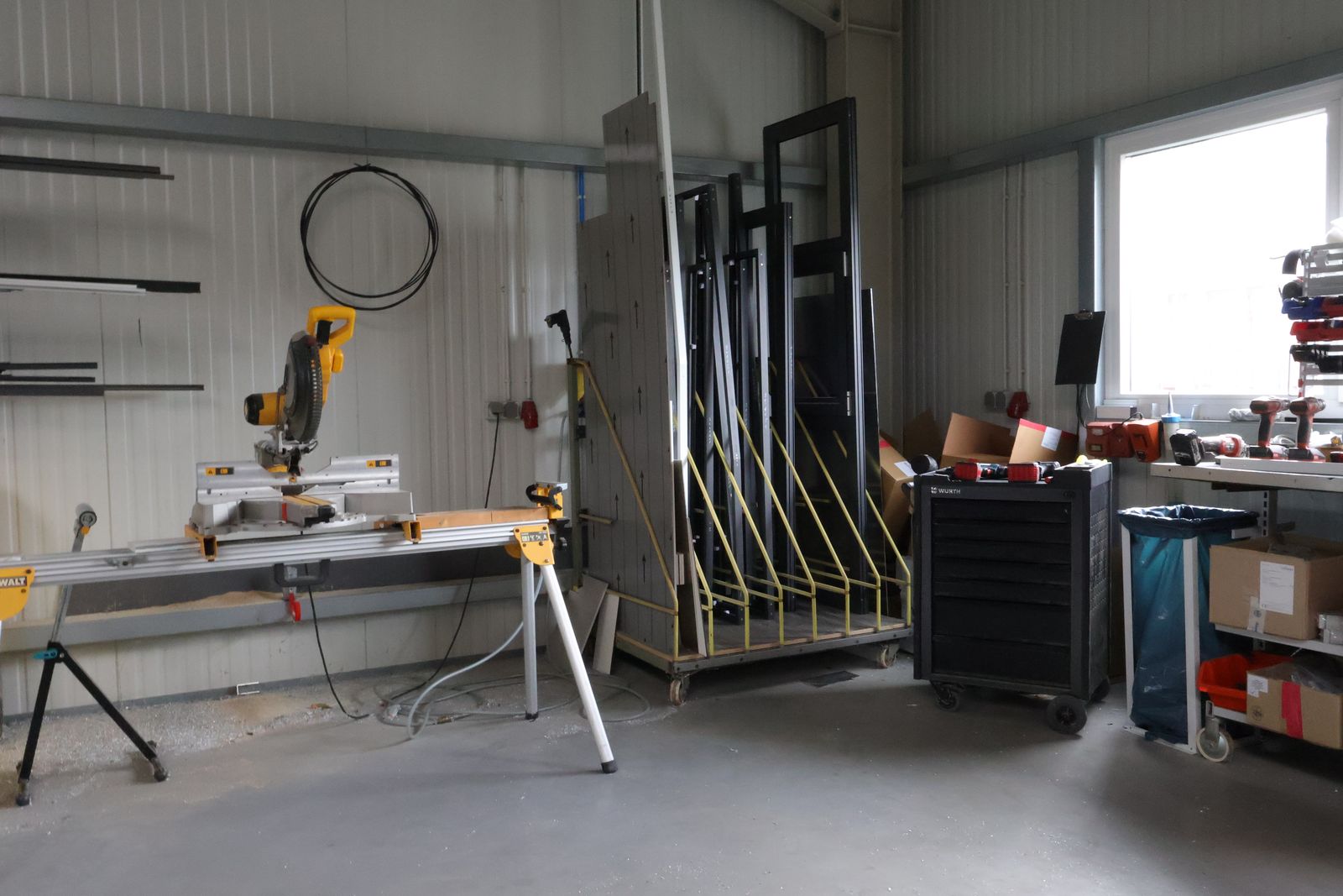 Werkstatt von Hiller in Büdelsdorf: Zuschnitt der Aluminiumprofile an der Kappsäge