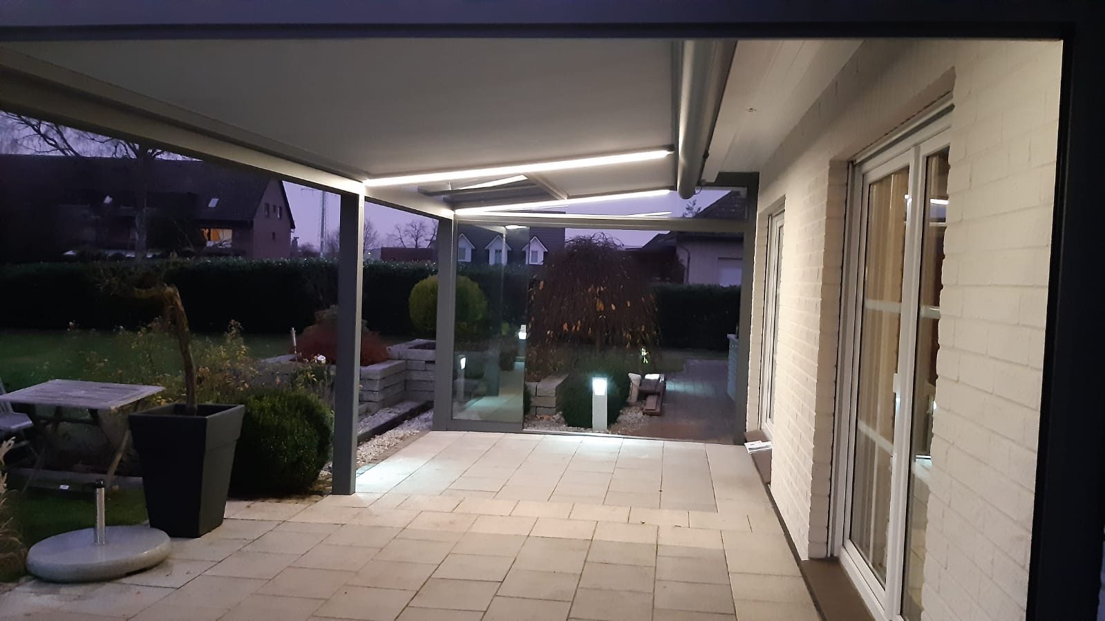 Terrassenüberdachung mit Beleuchtung und Beschattung