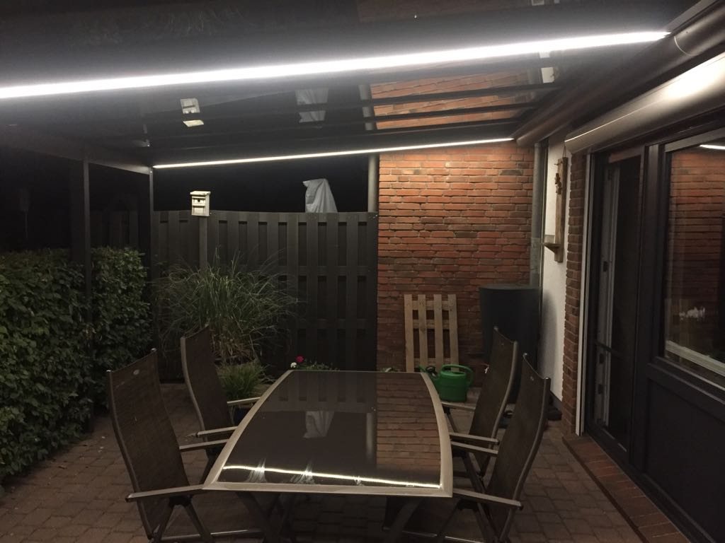 Beleuchteter Sonnen- und Sichtschutz: LED-Leisten unter der Markise am Abend
