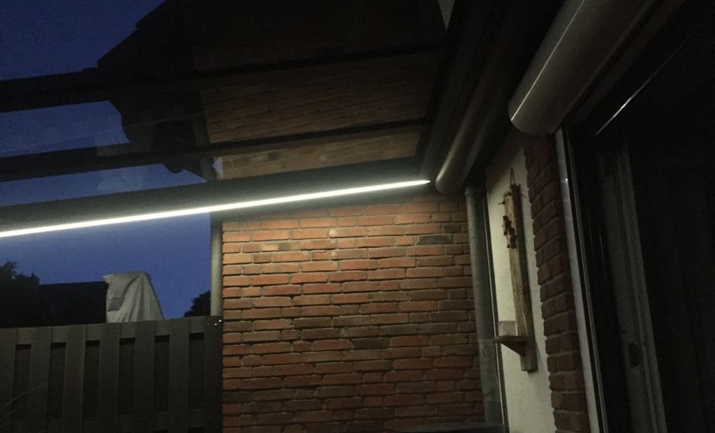 LED-Lichtleiste im Sonnenschutz an der Hauswand